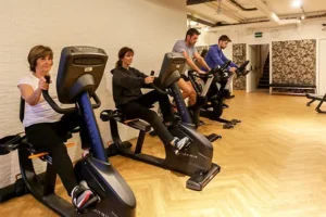 grupo usando cintas cardio odyssey